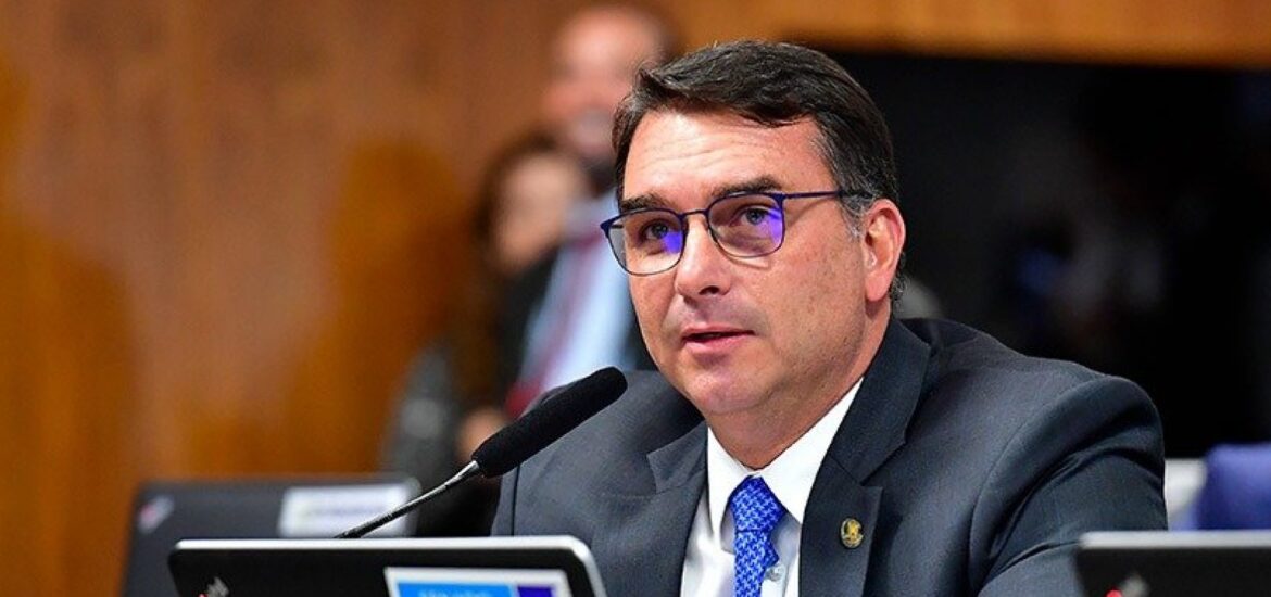 137794flavio-bolsonaro-elogia-zanin-e-diz-que-ele-deve-ser-aprovado-com-votacao-bastante-expressiva-3