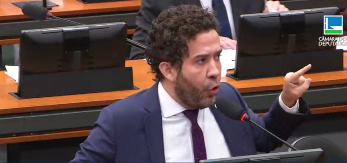 141376discussao-entre-janones-e-deputados-bolsonaristas-termina-em-troca-de-empurroes-3