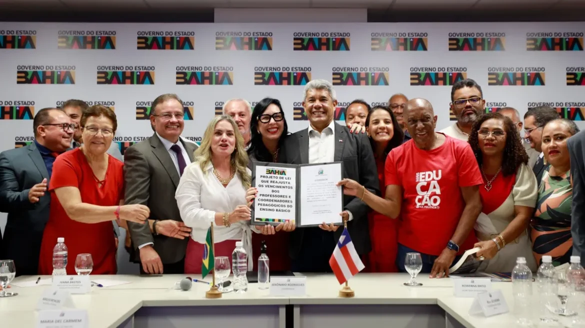 Professores-da-Bahia-passarao-a-receber-R-4965-a-p0131043100202503122140-ScaleDownProportional